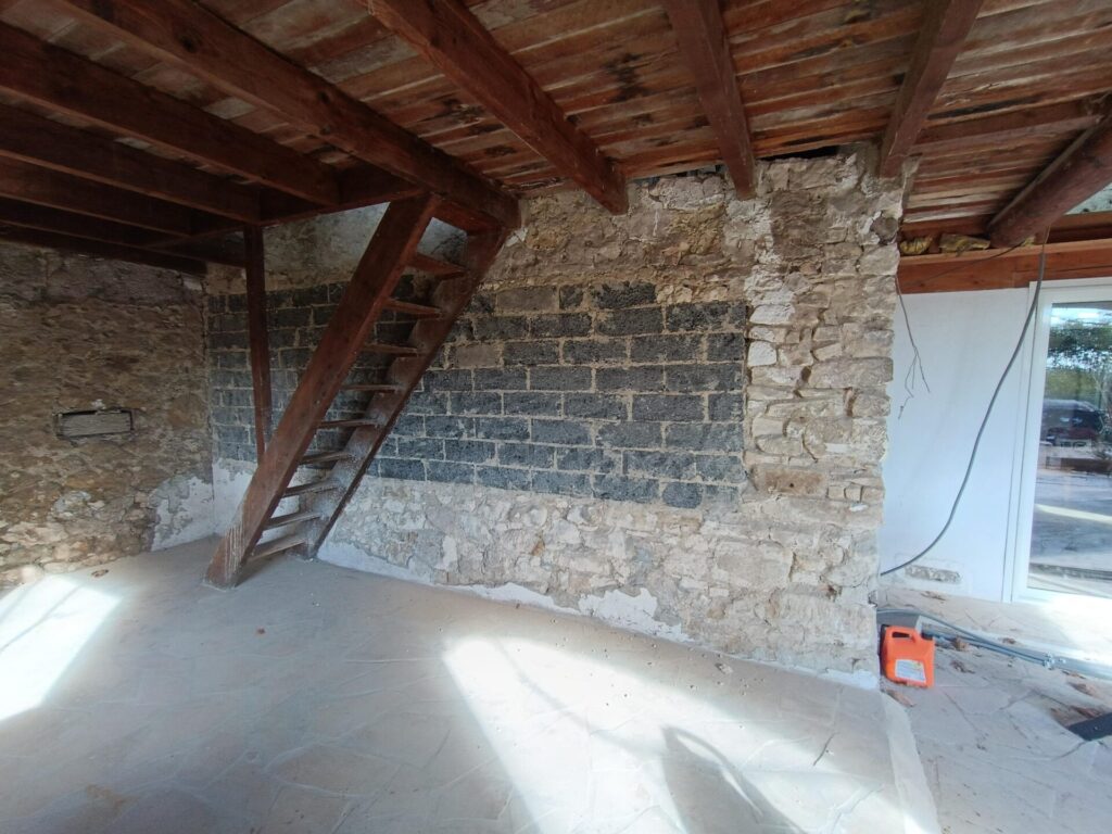 Avant rénovation de façade en pierre sur les Valayans dans le Vaucluse