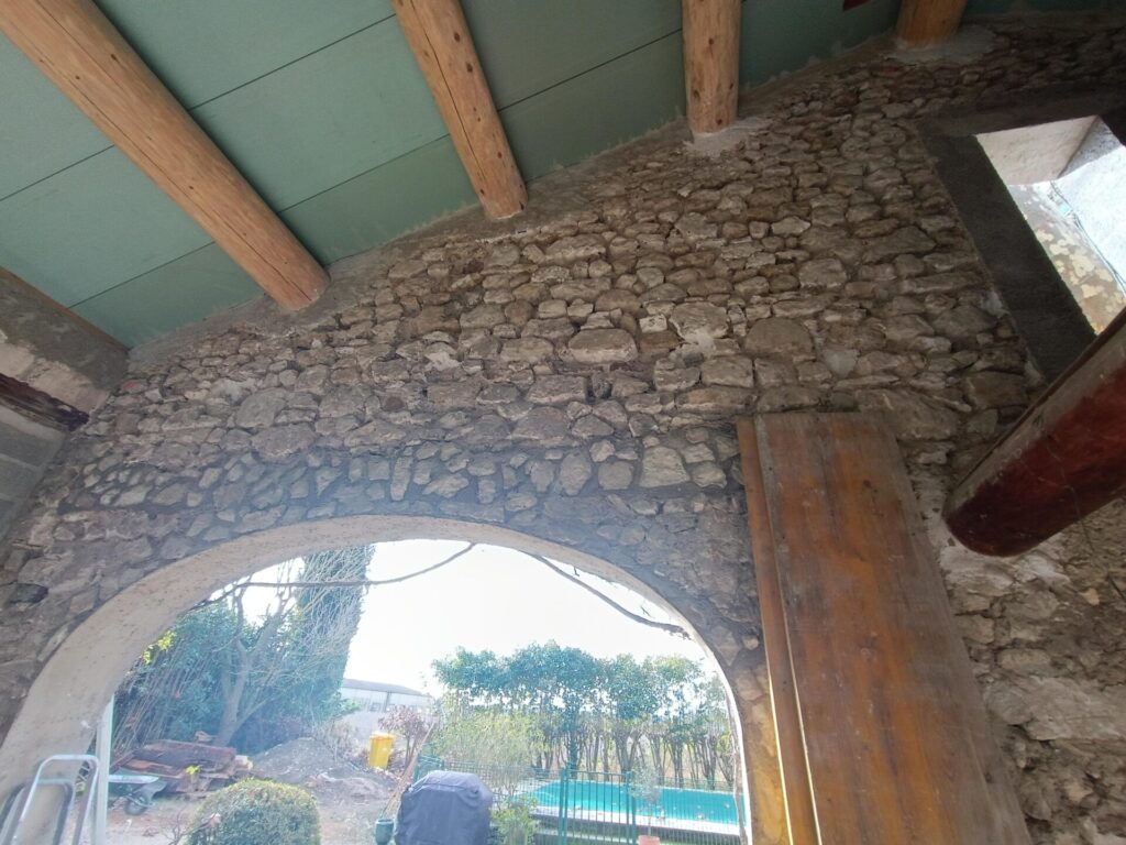 Avant rénovation de façade en pierre sur les Valayans dans le Vaucluse