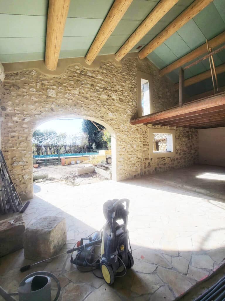 Apres rénovation d'une façade en pierre sur les Valayans dans le Vaucluse, photo d'un mur avec un beau crépi