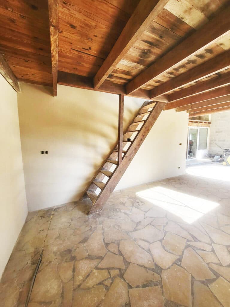 Apres rénovation d'une façade en pierre sur les Valayans dans le Vaucluse, photo d'un mur avec un beau crépi