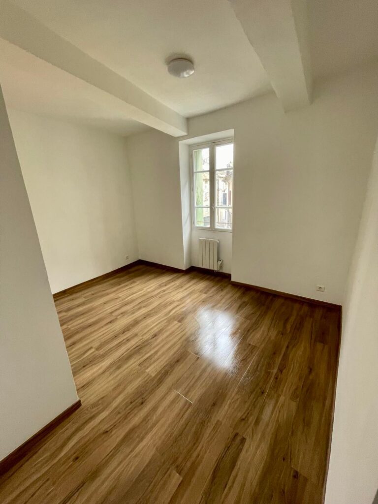 Photo d'une chambre après rénovation d'appartement à Orange dans le Vaucluse