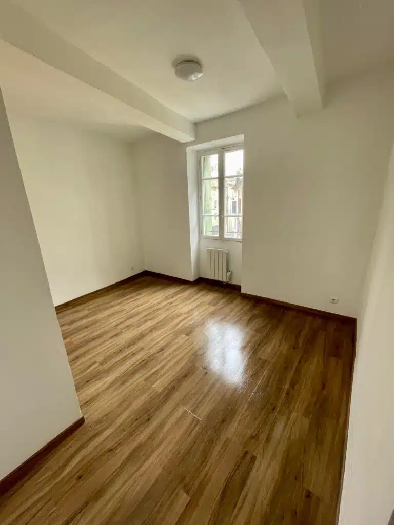 Photo d'une chambre après rénovation d'appartement à Orange dans le Vaucluse