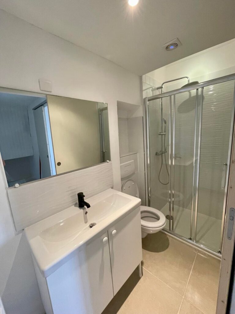 Photo d'une salle de bain après rénovation d'appartement à Orange dans le Vaucluse