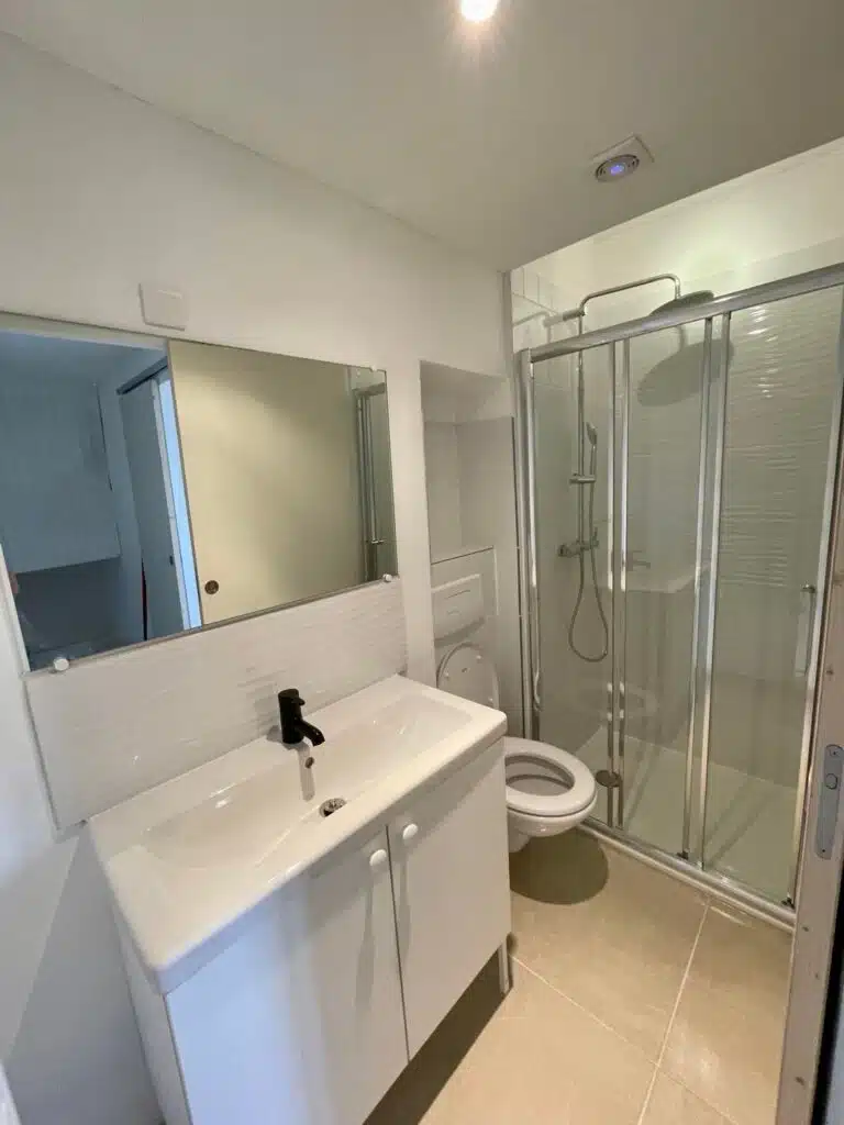 Photo d'une salle de bain après rénovation d'appartement à Orange dans le Vaucluse