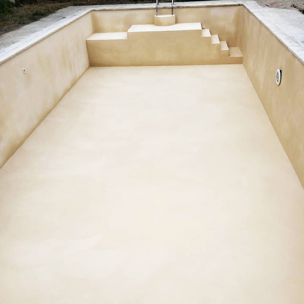 photo après étanchéité piscine sur Orange avec enduit de finition