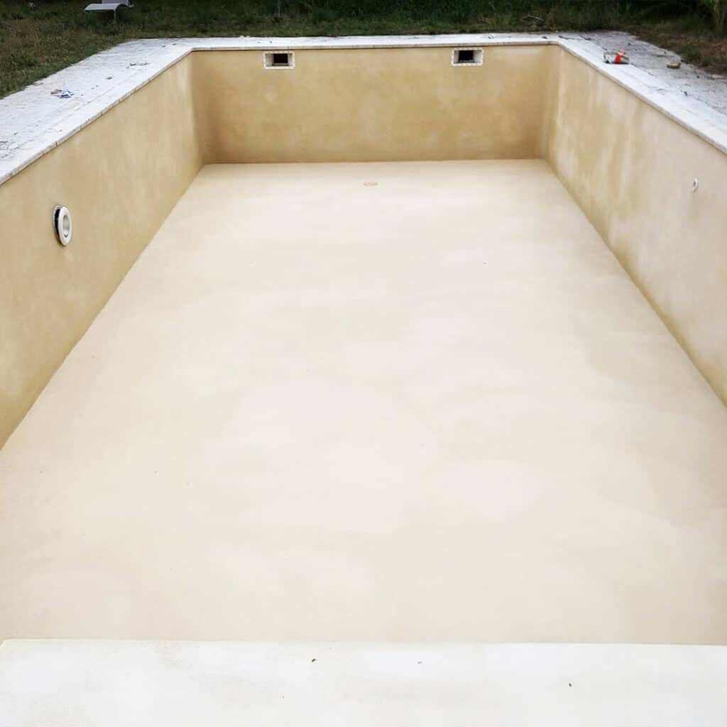 photo après étanchéité piscine sur Orange avec enduit de finition 2