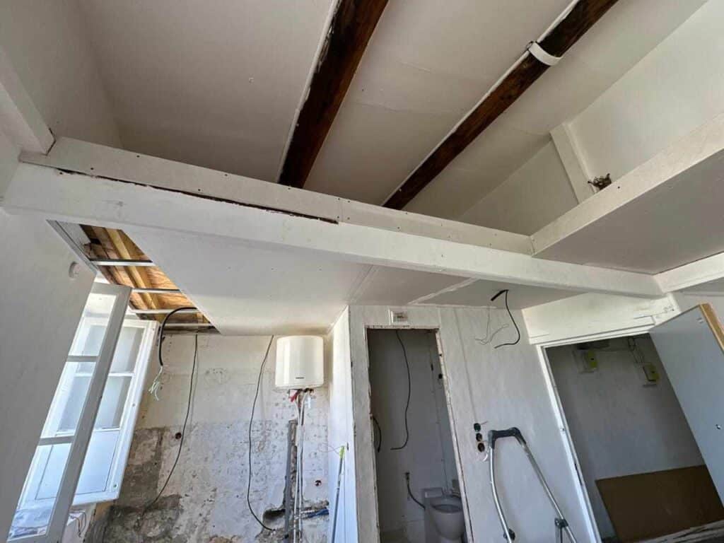 création du faux plafond pendant la rénovation totale d’un appartement T1 sur Marseille