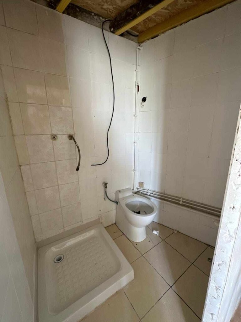 Salle de bain vide avant rénovation totale d’un appartement T1 sur Marseille