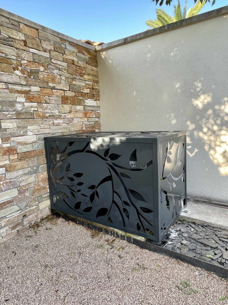 Pose d'éléments de jardin sur Orange, cache pompe a chaleur