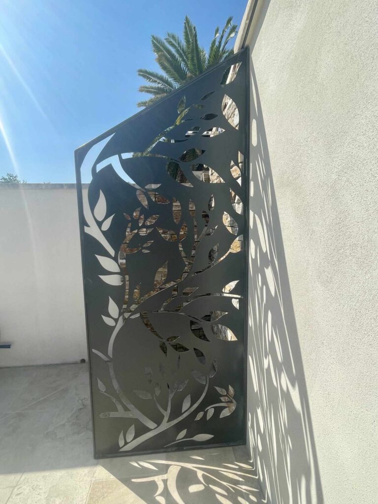 photo 2 pose d'éléments de jardin sur Orange, Claustra douche d'été