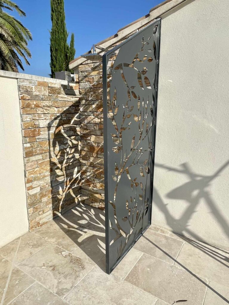 Pose d'éléments de jardin sur Orange, Claustra douche d'été