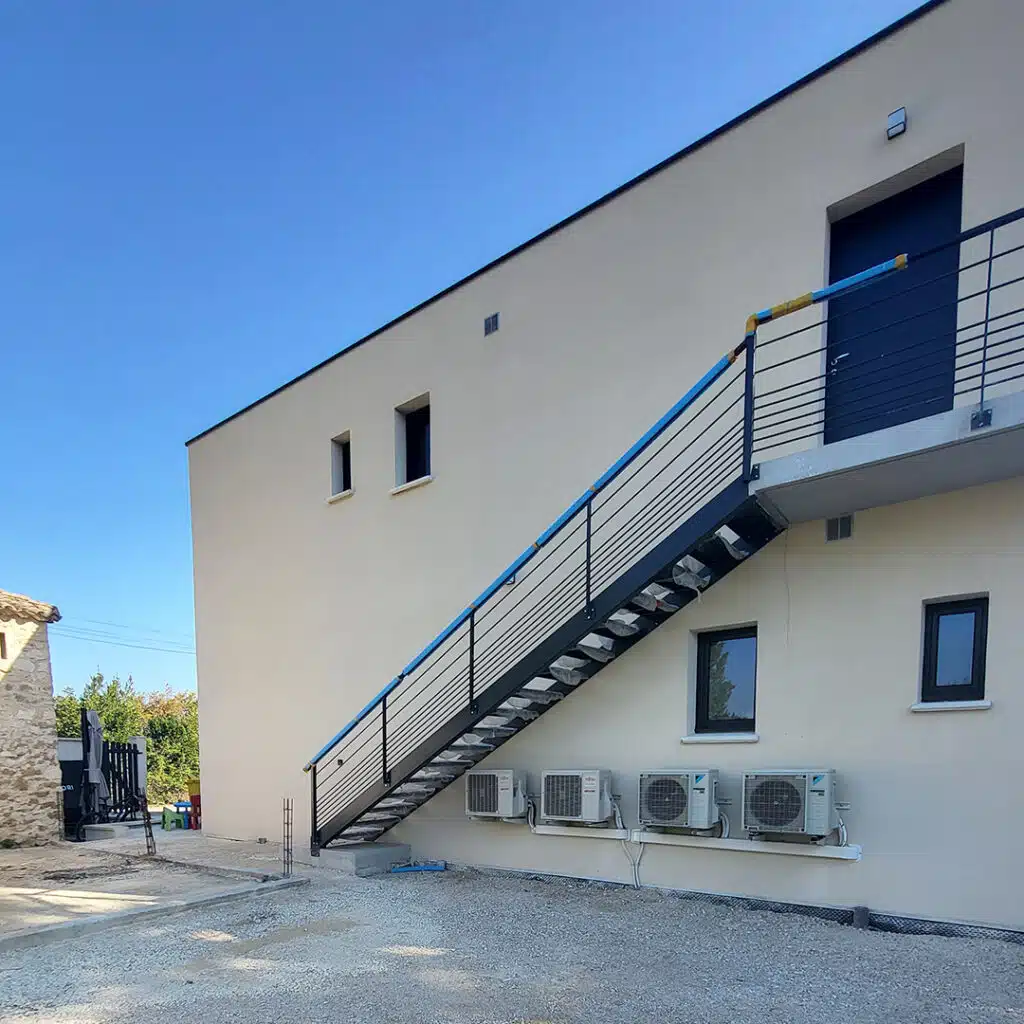 creation-dune-facade-a-saint-saturnin-des-avignon sur maison contemporaine