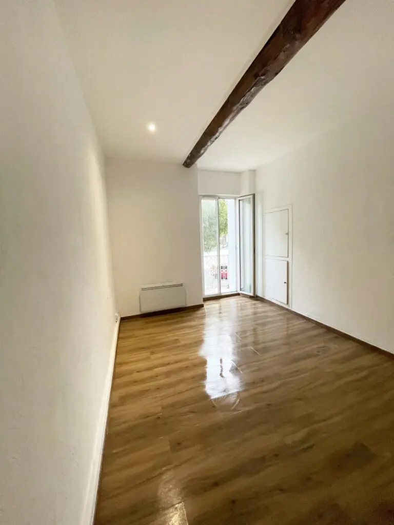Photo d'une rénovation d'une deuxième chambre à Orange, Vaucluse.
