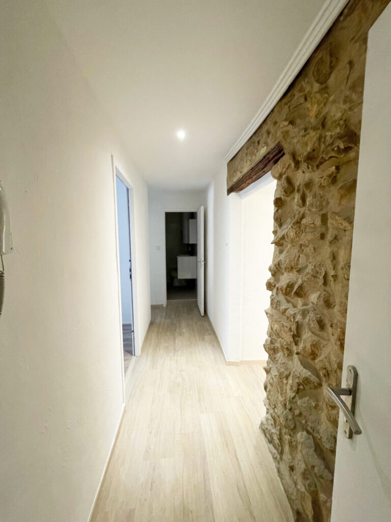 Photo d'une rénovation d'un couloir à Orange, Vaucluse.