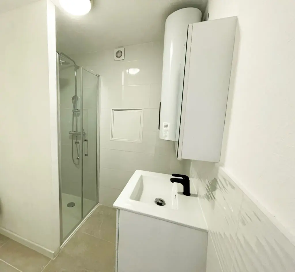 Photo d'une rénovation d'une salle de bain à Orange, Vaucluse.