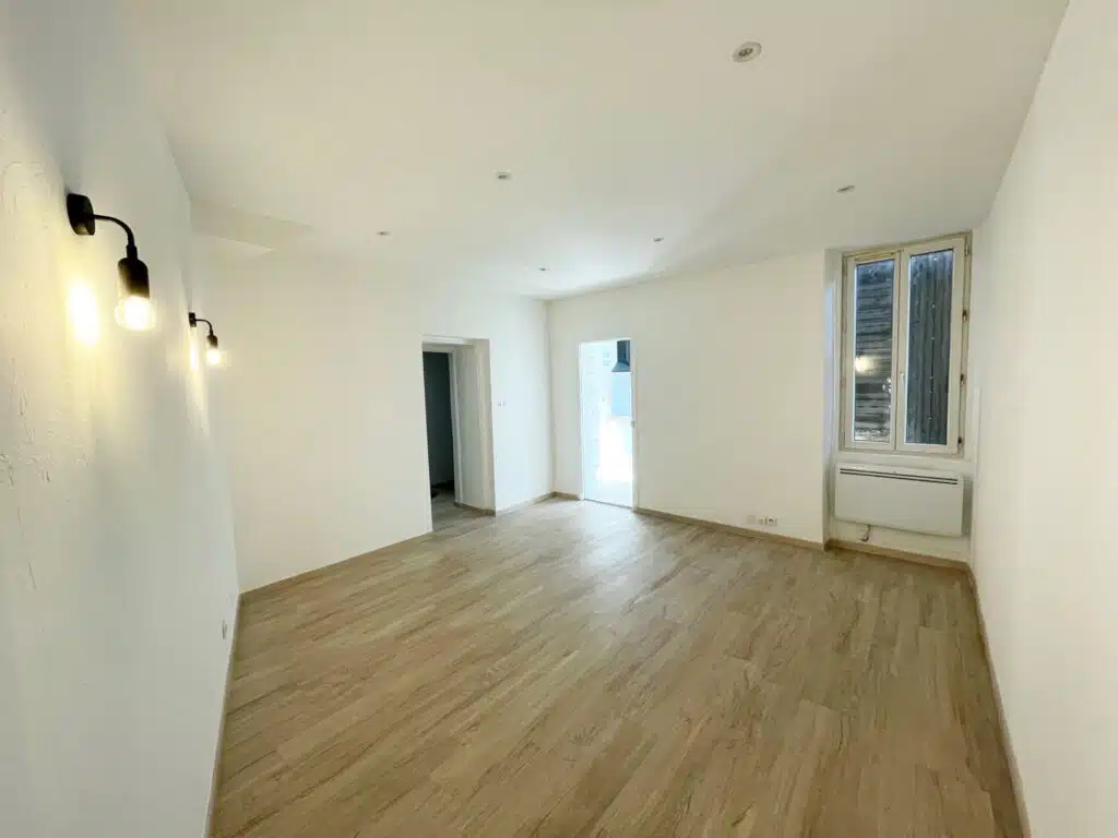 Photo d'une rénovation d'un salon à Orange, Vaucluse.