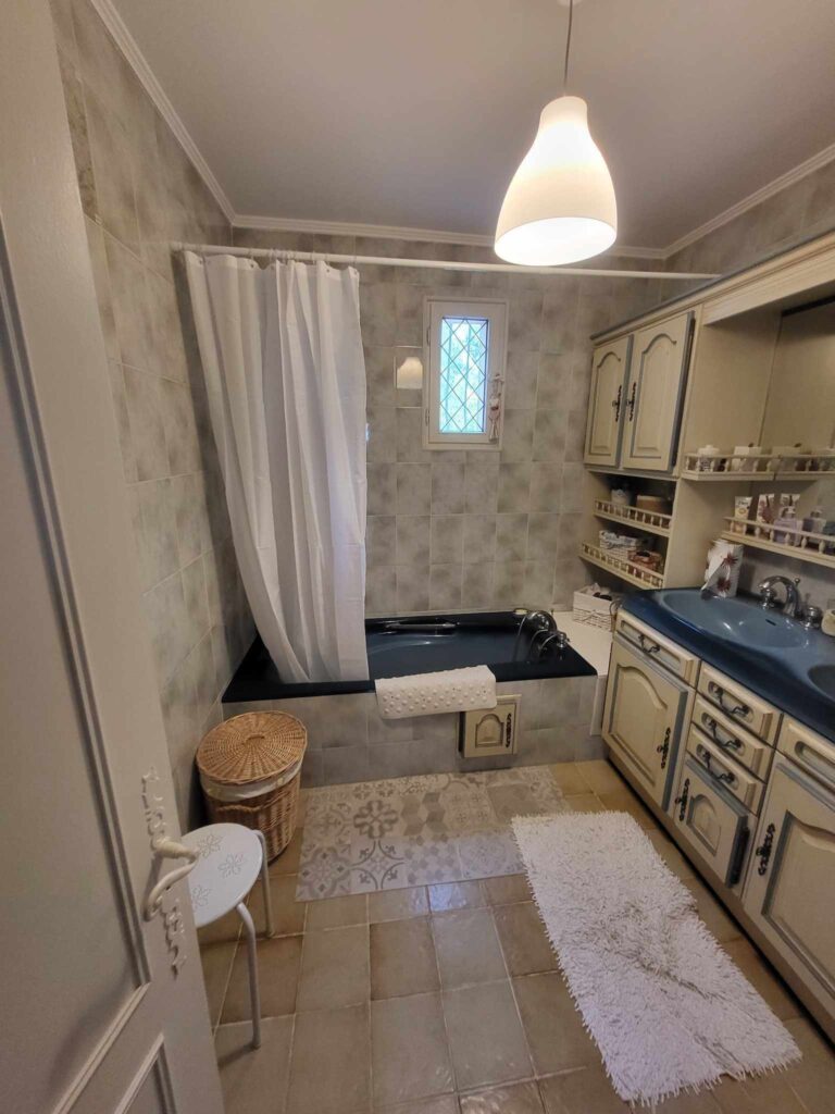Avant rénovation de la salle de bain dans le Vaucluse photo avec vue sur la baignoire et le meuble vasque