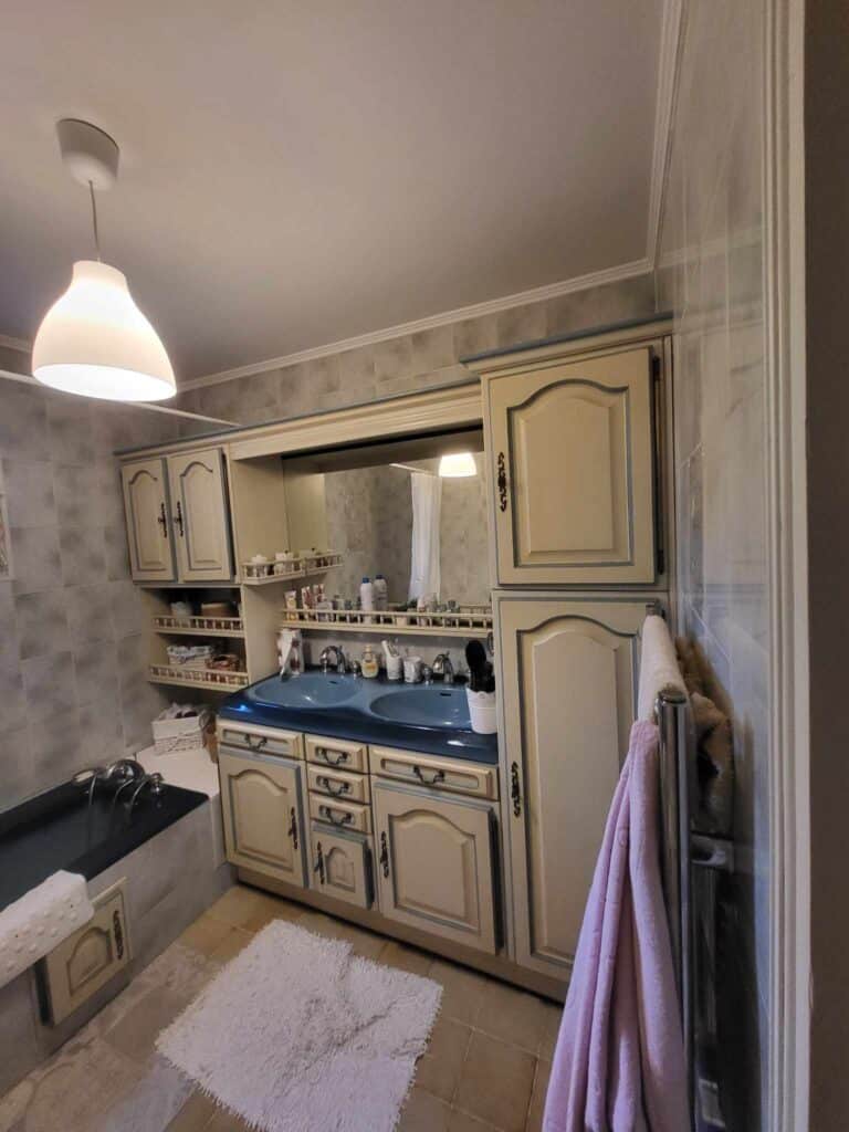 Avant rénovation de la salle de bain dans le Vaucluse photo avec vue le meuble vasque