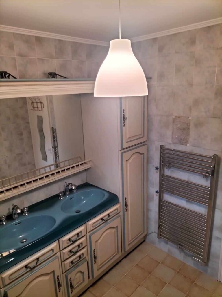 Avant rénovation de la salle de bain dans le Vaucluse photo 3 vue sur le seche serviette et le meuble vasque