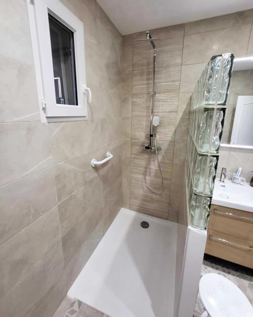 Après rénovation de la salle de bain dans le Vaucluse photo 3 vue sur le receveur et la colonne de douche