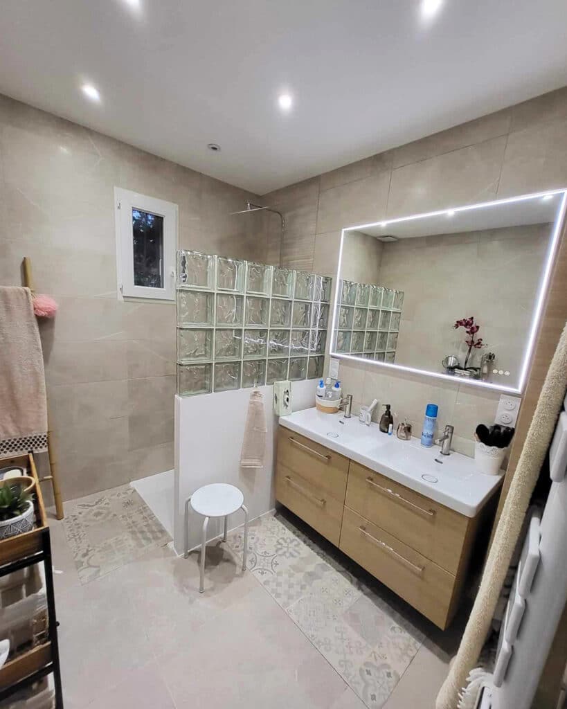 Après rénovation de la salle de bain dans le Vaucluse photo 1 vue sur le meuble vasque et sur la paroi en brique de verre
