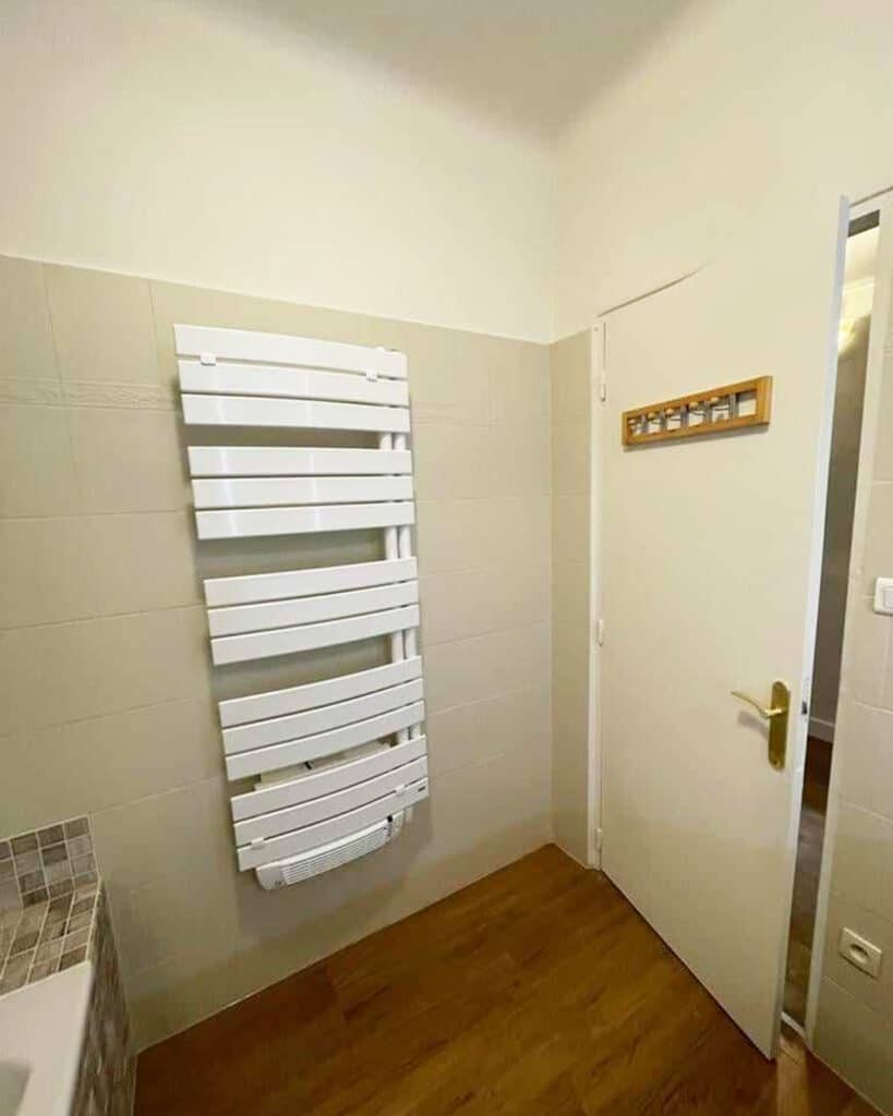 Photo après rénovation salle de bain sur Orange, zoom sur le chauffe serveiette
