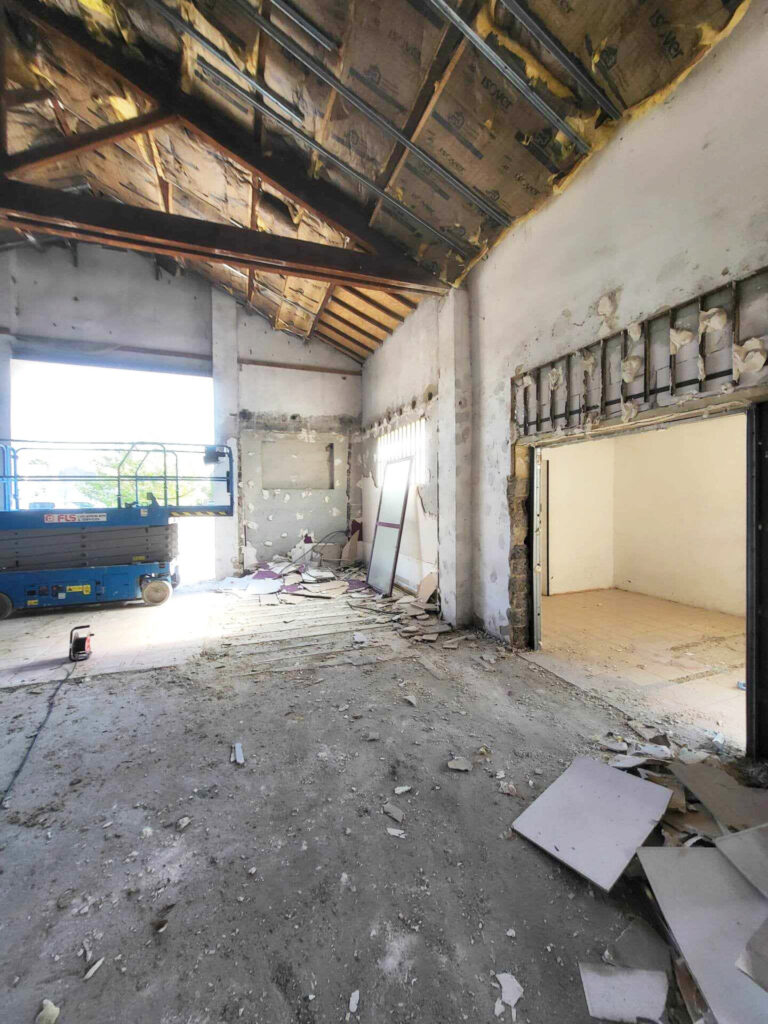 Photo premiere espace Avant Rénovation totale d'un bâtiment sur Orange
