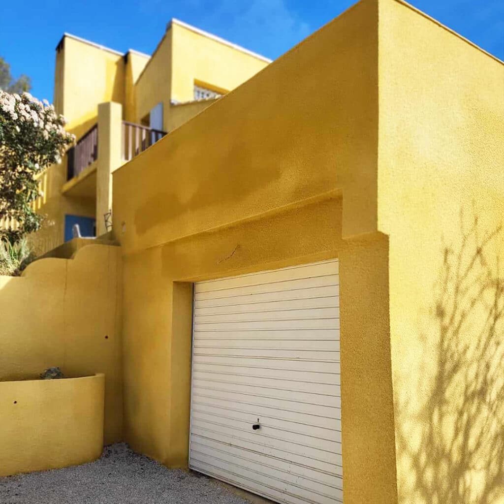 Photo d'un de garage après rénovation de façade à Belcodène