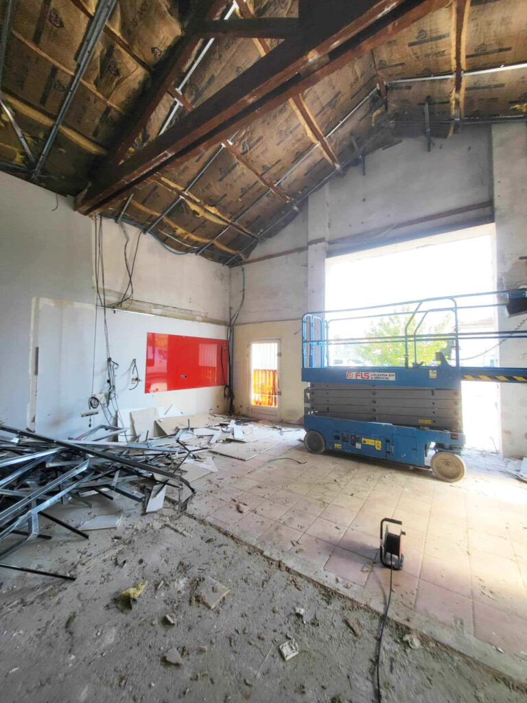 Photo entrée Avant Rénovation totale d'un bâtiment sur Orange