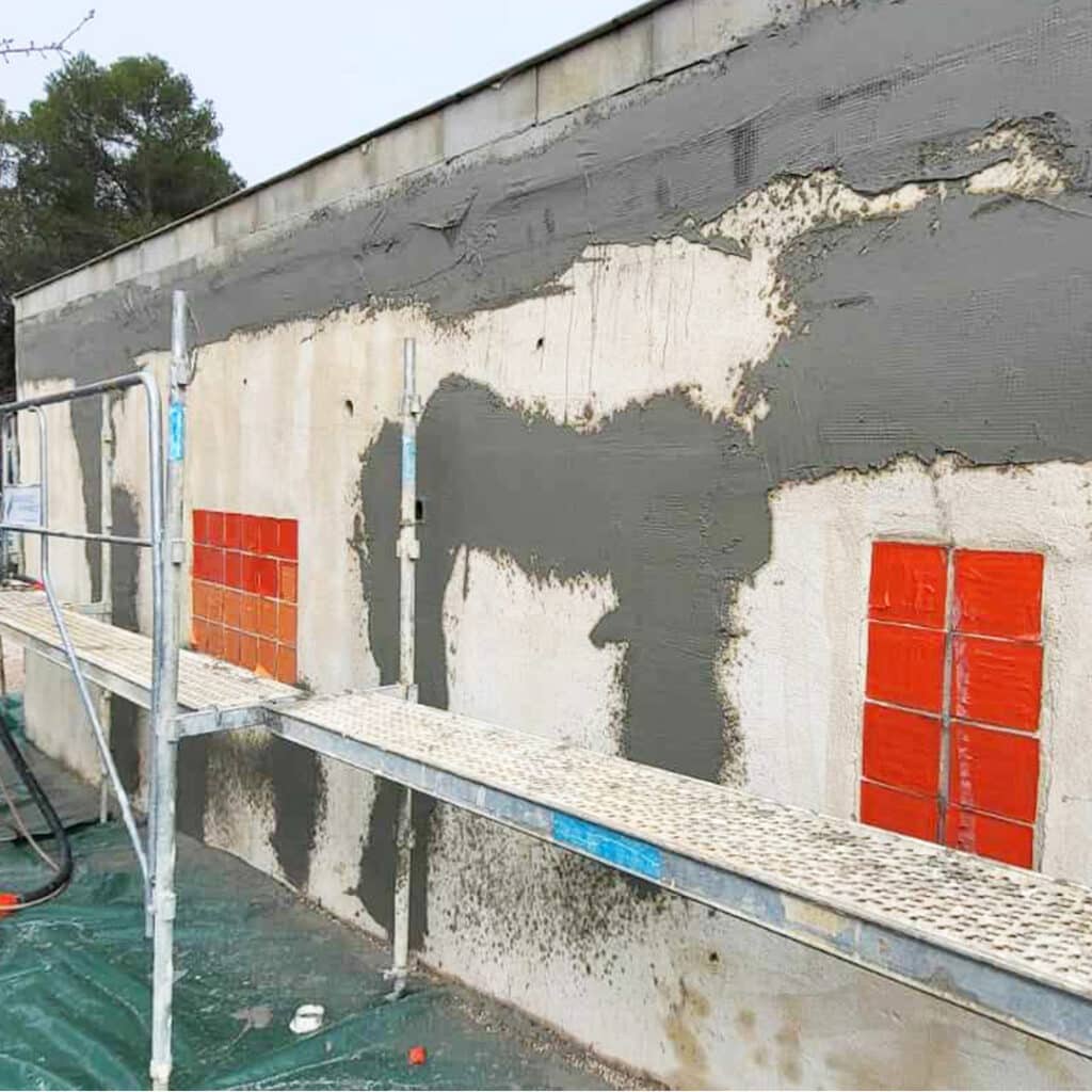 Photo du mur pendant la rénovation de façade à Belcodène