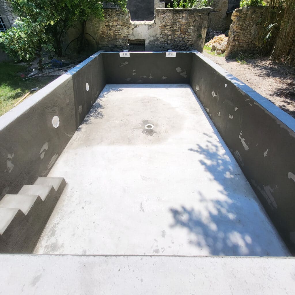 Création d'une piscine terminé, avec escalier et composant scellé dans le vaucluse