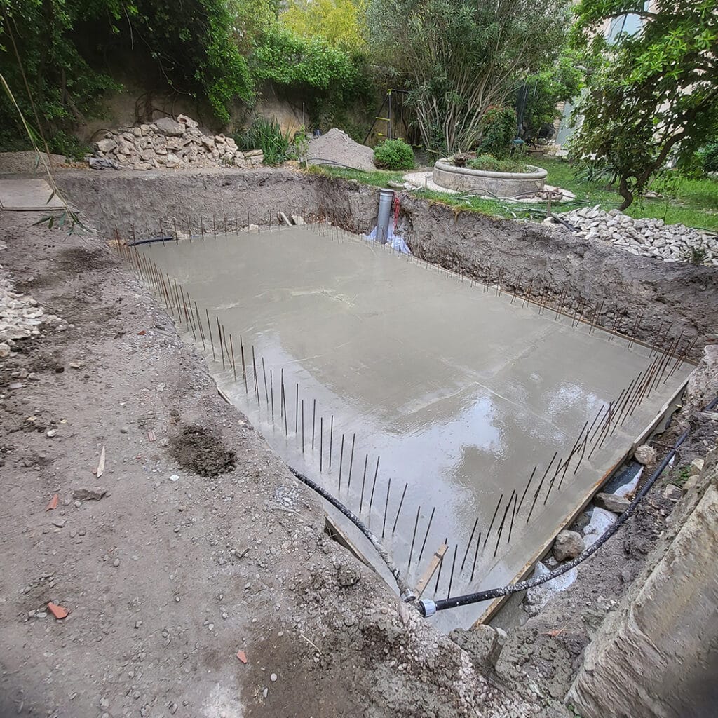 Création d'une piscine, coulage du béton dans le vaucluse
