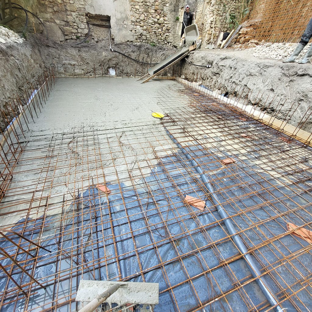 Création d'une piscine, coulage du béton avec armature dans le vaucluse