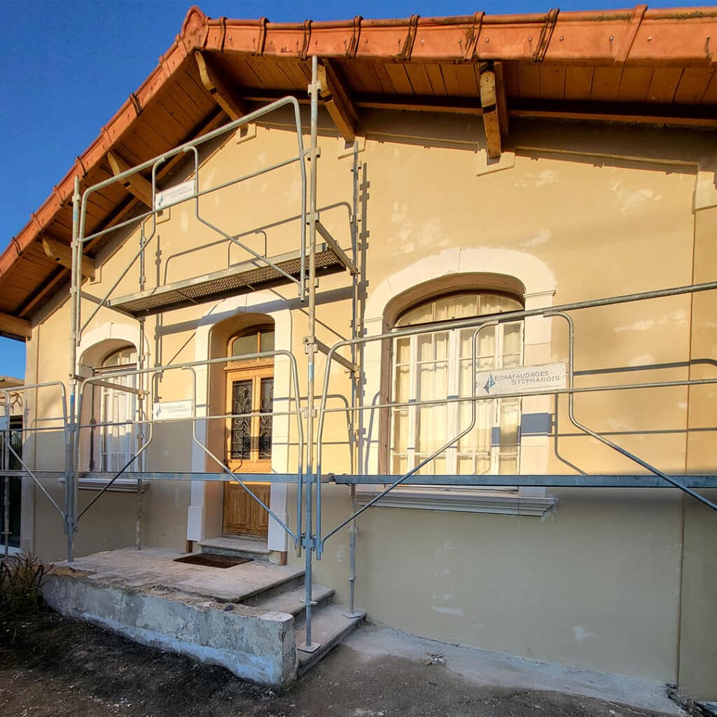 photo avant rénovation de façade dans le vaucluse, première couche de préparation