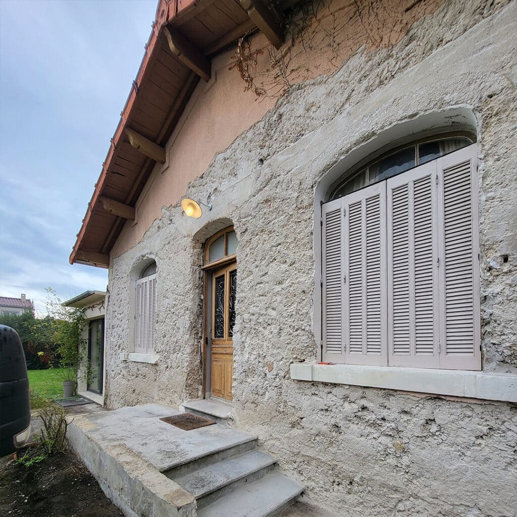 photo avant rénovation de façade dans le vaucluse, décroutage de l'ancienne façade