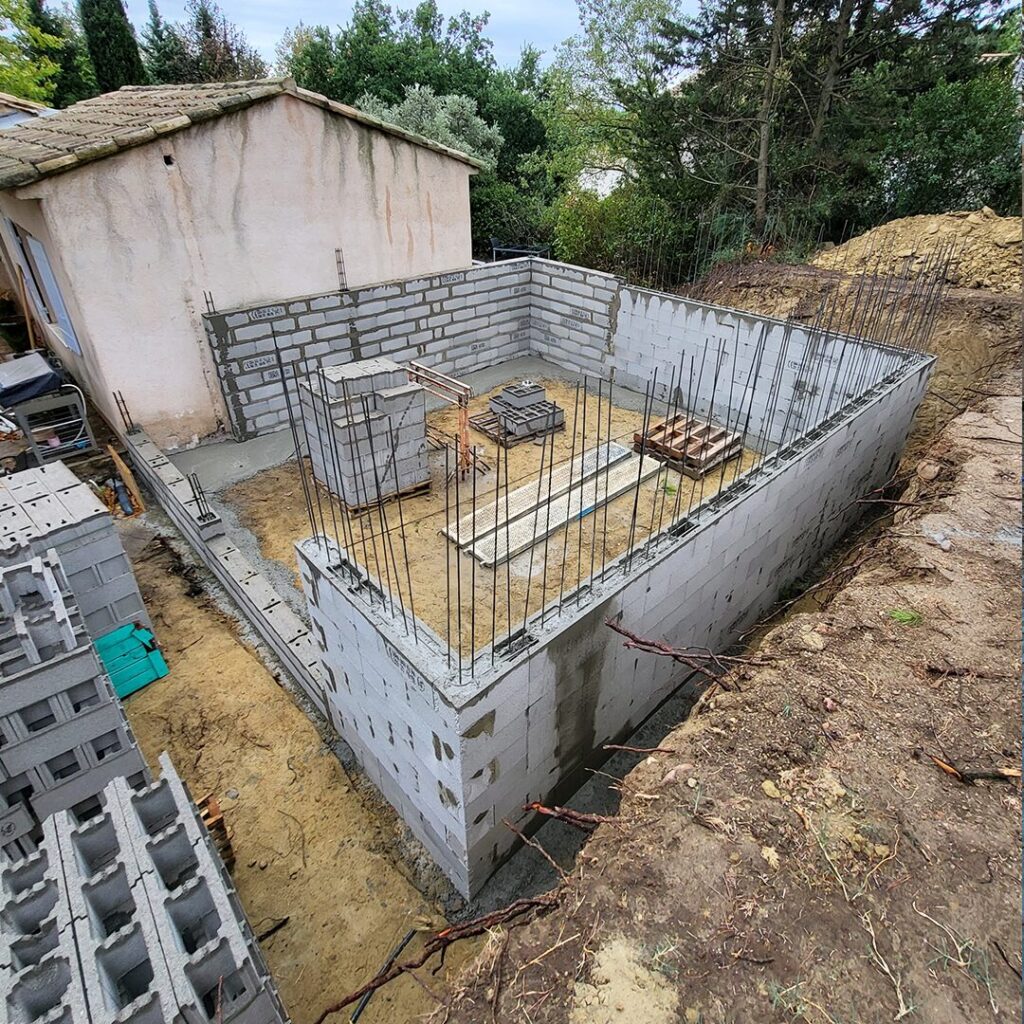 Les fondation avec élévations d'une extension de maison dans le Vaucluse