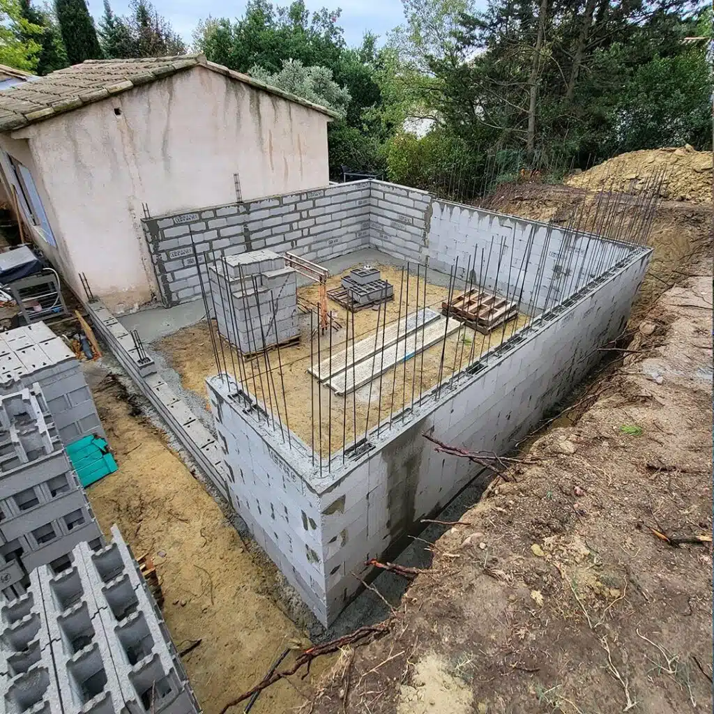 Les fondation avec élévations d'une extension de maison dans le Vaucluse