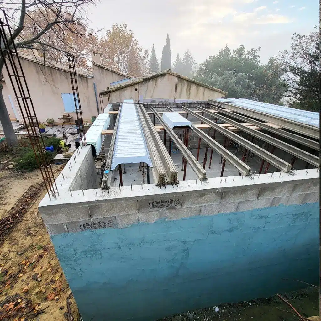 Photo d'une dalle en béton armé avant coulage d'une extension de maison dans le Vaucluse
