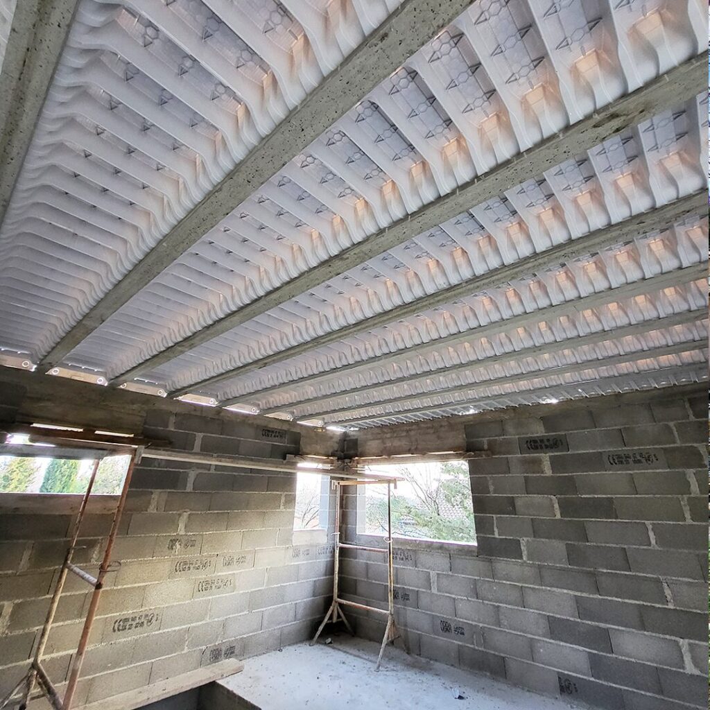 Vu de l'intérieur d'une dalle en béton armé d'une extension de maison dans le Vaucluse