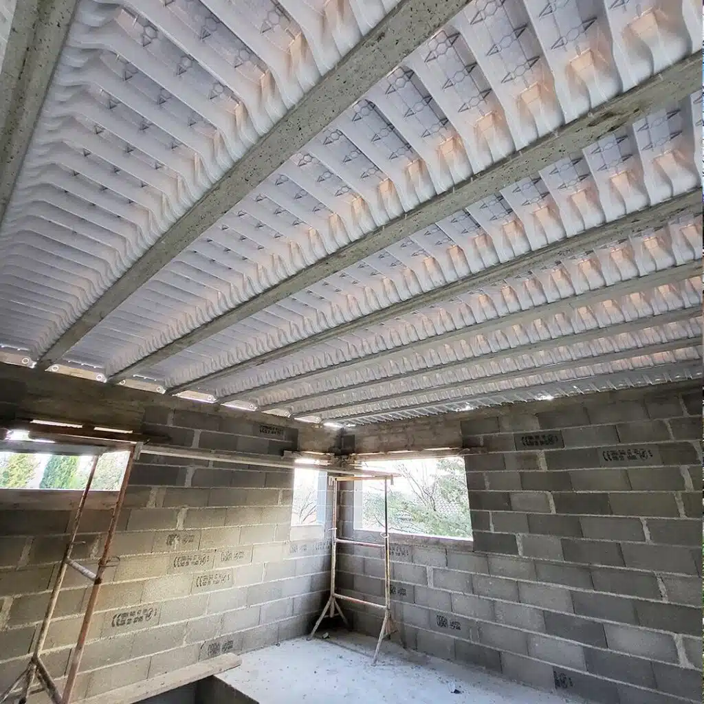 Vu de l'intérieur d'une dalle en béton armé d'une extension de maison dans le Vaucluse