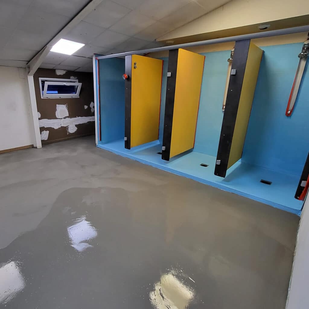 Photo Coulage chape Avant Rénovation Complète des Vestiaires d'une Entreprise