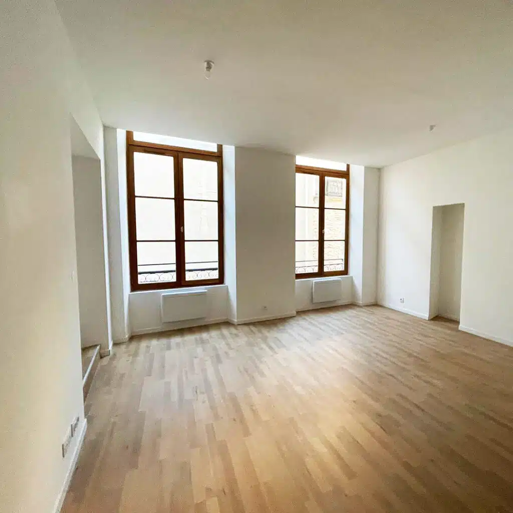 Photo d'un joli encastrement de 2 fenêtre, Après Travaux de Petite Rénovation dans un Immeuble