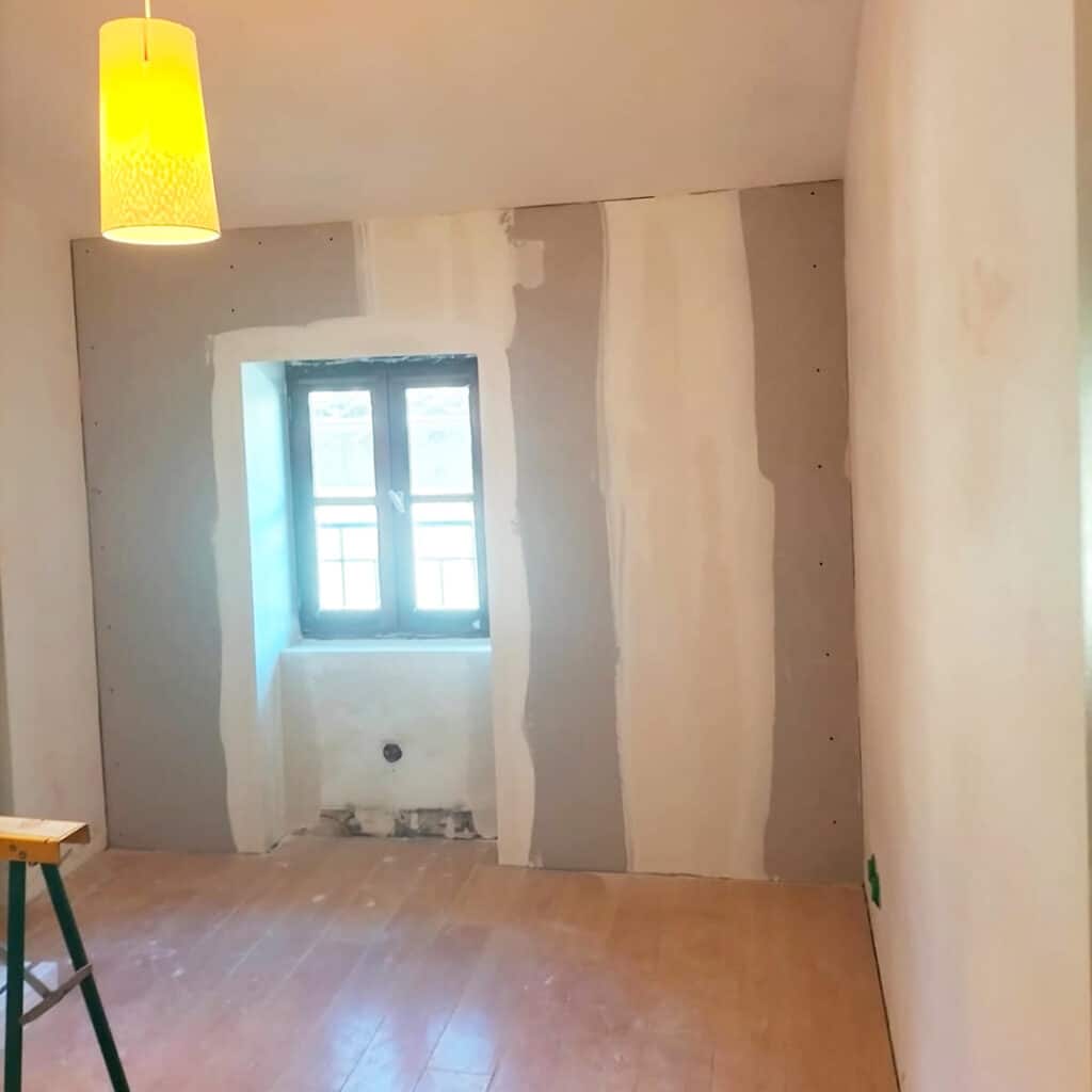 Création des encastrements en placo pour les Travaux de Petite Rénovation dans un Immeuble