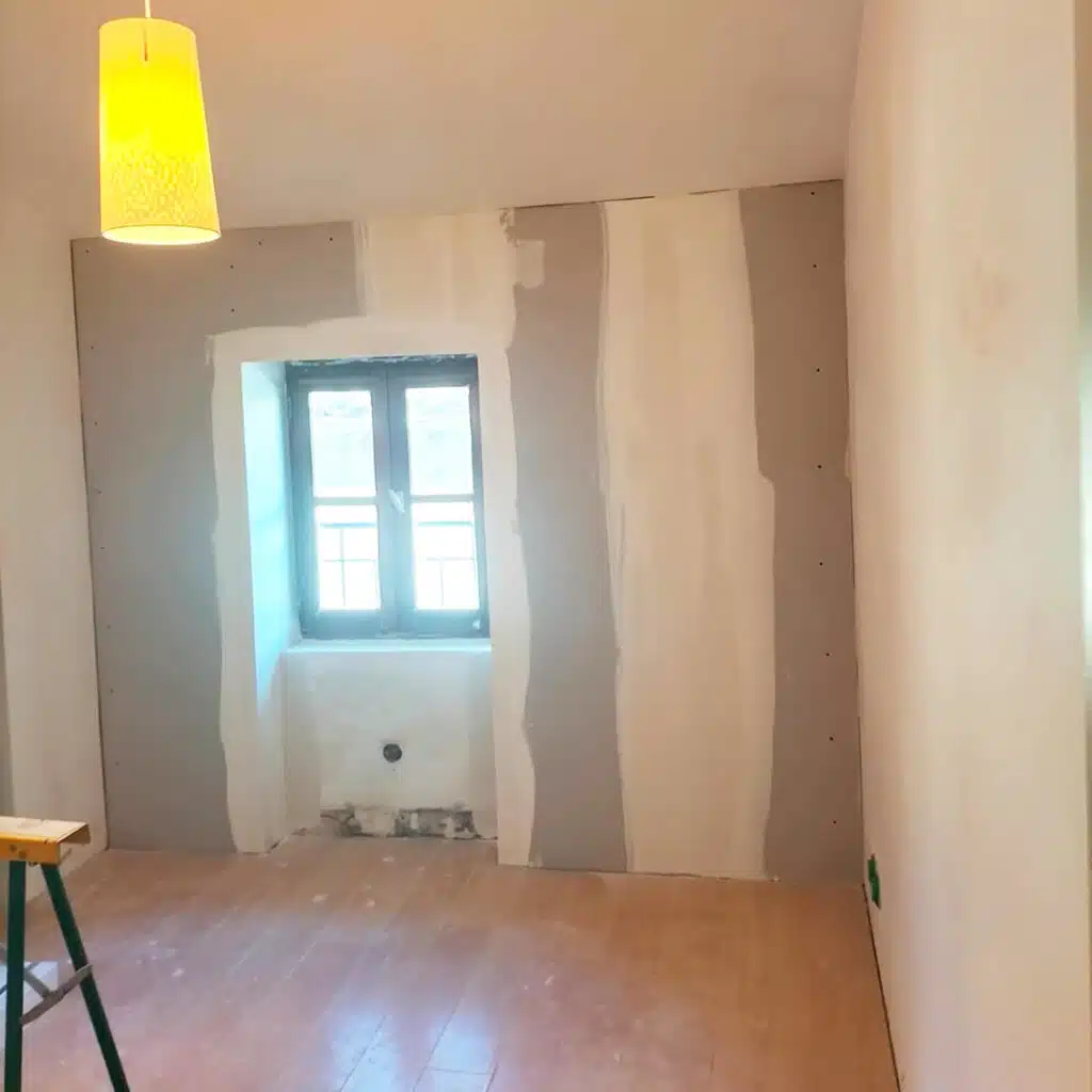 Création des encastrements en placo pour les Travaux de Petite Rénovation dans un Immeuble