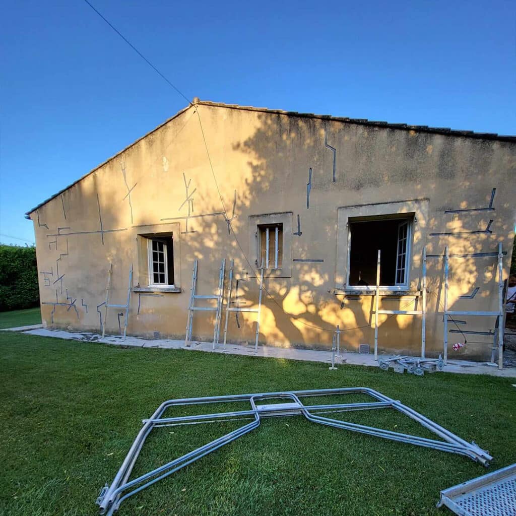 Décroutage de la façade et pose d'agrafe
