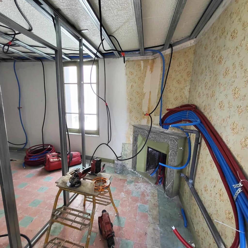 photo durant les travaux réseaux électriques et plomberie