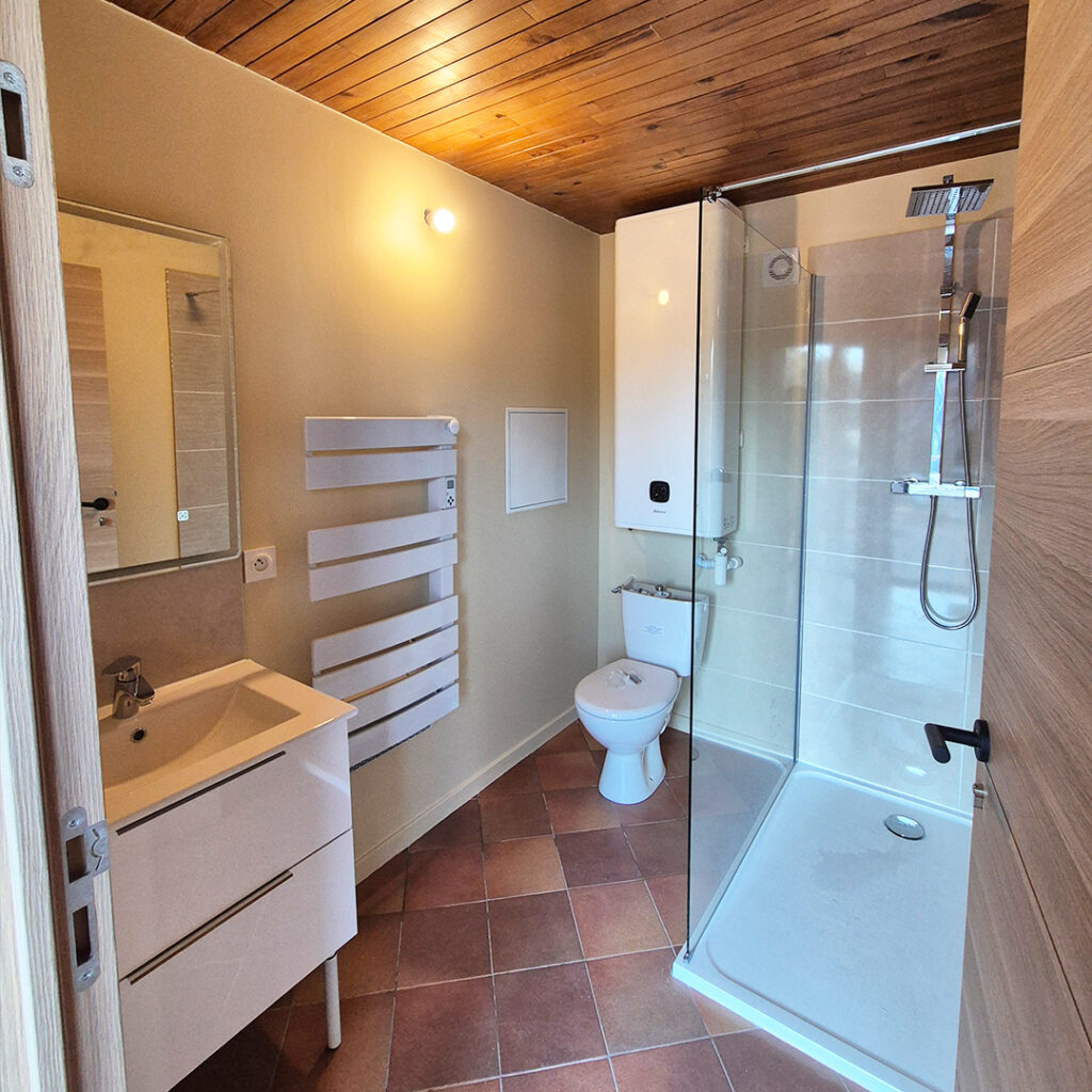 salle de bain terminé avec son mobilier et sa douche à l'italienne
