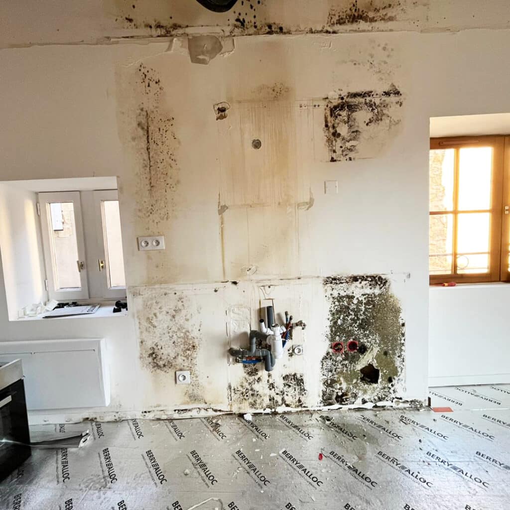Important dégâts des eaux dans un appartement sur les murs