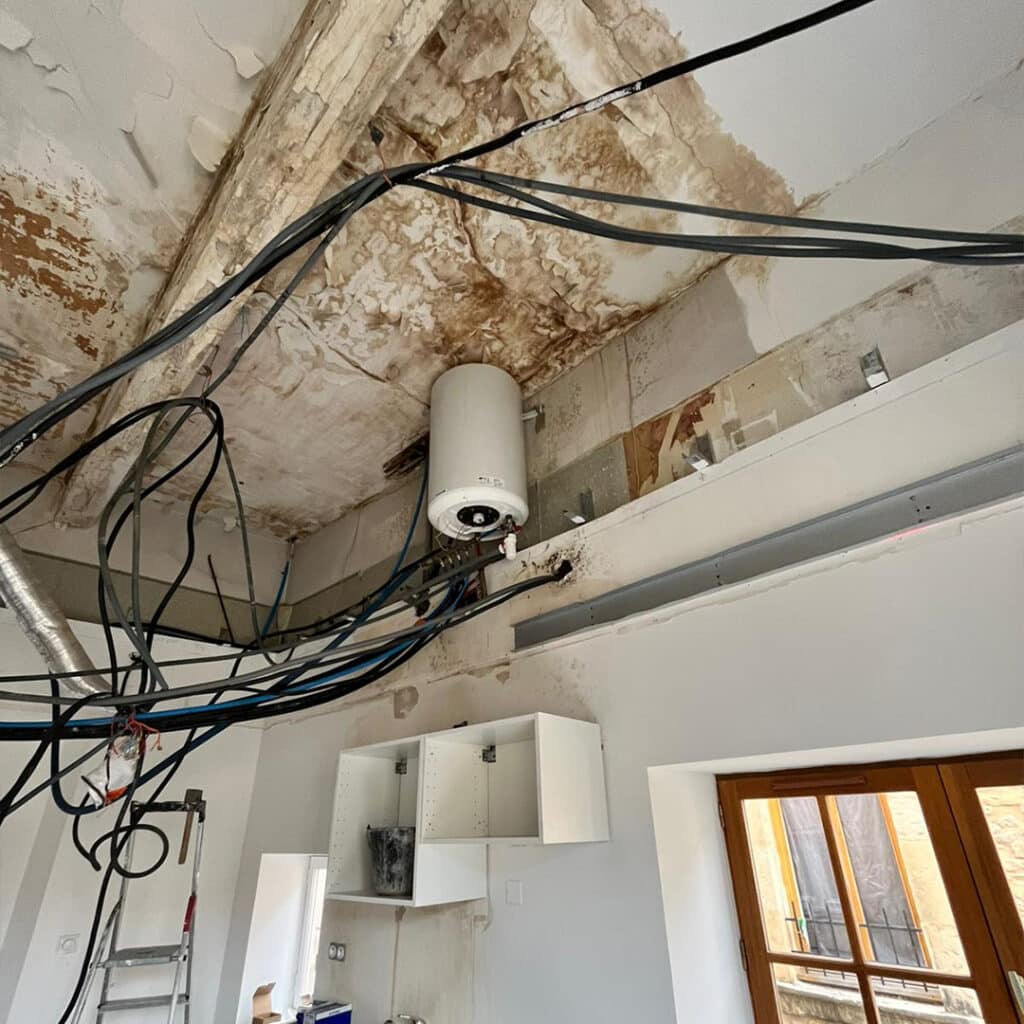 Important dégâts des eaux dans un appartement au plafond