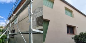 Comparatif avant après d'une façade rénovée par isolation thermique par l'extérieur à Orange dans le Vaucluse, par A2M Rénovation certifié RGE Qualibat